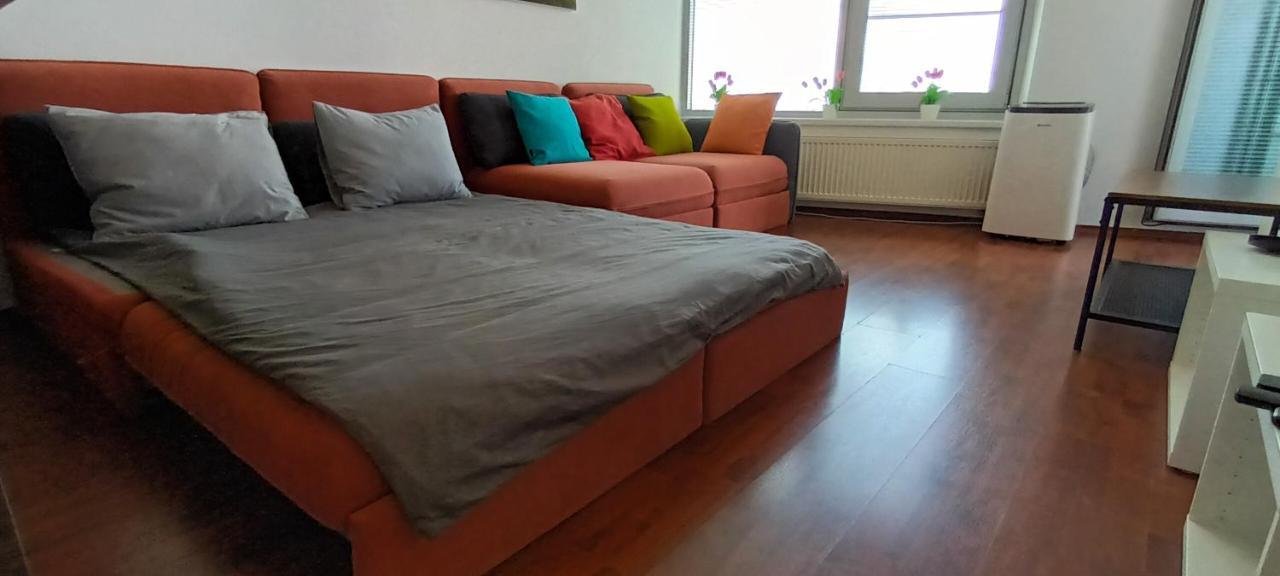 Juls Apartment Next To Football And Hockey Stadium Bratislava Buitenkant foto