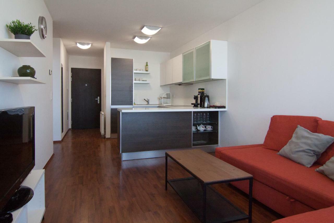 Juls Apartment Next To Football And Hockey Stadium Bratislava Buitenkant foto