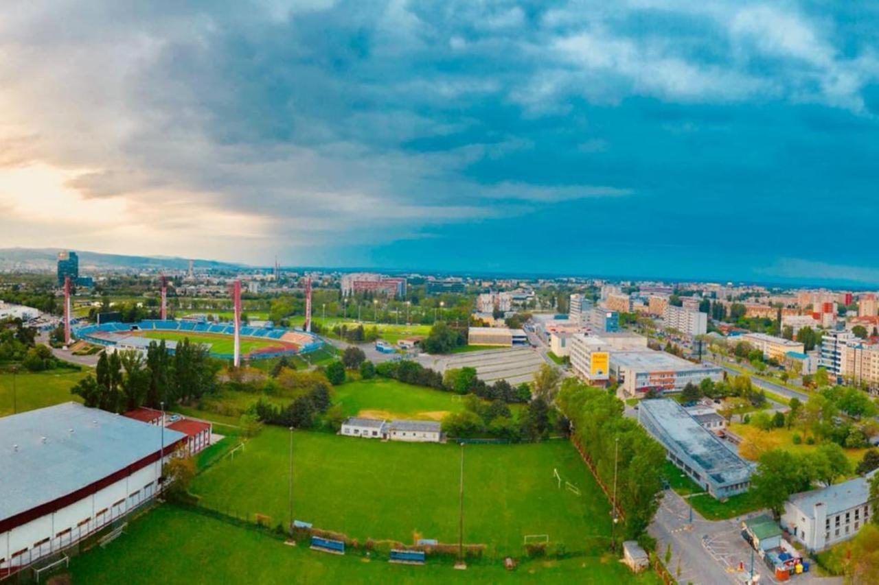 Juls Apartment Next To Football And Hockey Stadium Bratislava Buitenkant foto